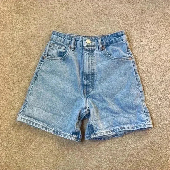 Zara high rise light wash jean shorts in size 0 - Picture 5 of 5